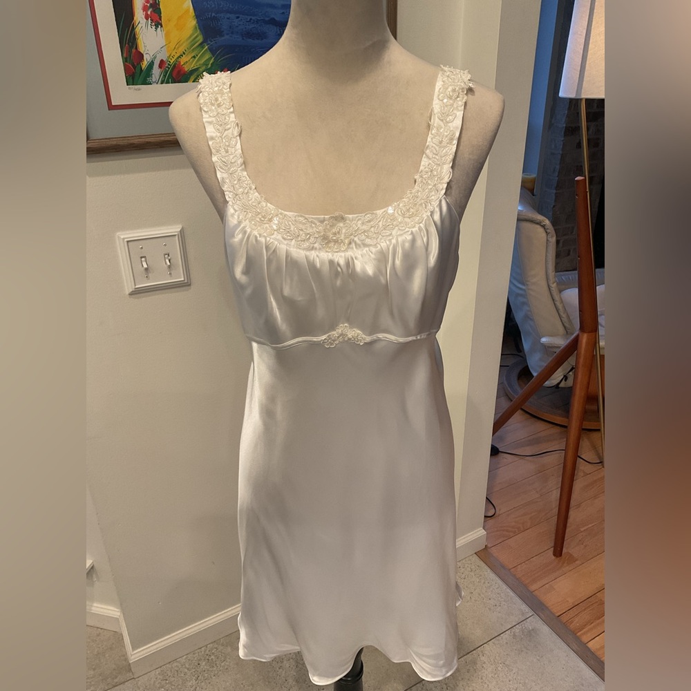 Linea Donatella White Satin Chemise + Robe - Picture 4 of 16